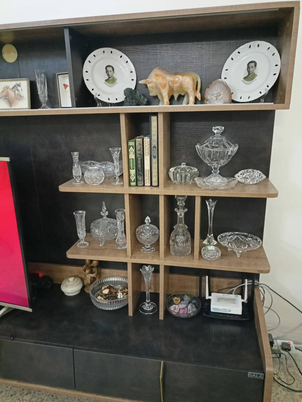 عندي بوفيه جدا جدا تكمه وثقيله مال الاول داخل وخارج صاج شغل نجار قديم ونظيفه السعر ٧٥٠ ومعرض تلفاز تكمه ٢٠٠  وميز طعام نظيف ١٧٥الاتصال بالرقم ***********
