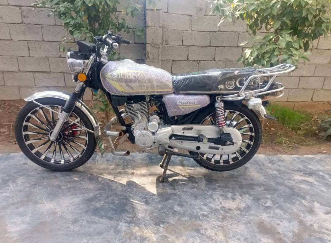 دراجة سيفان2025دراجة مكفولة من كلشي
محرك200 السعر850وبيها مجال 
ملاحضة : الدراجة باب أول سونك الأصلي 
***********
