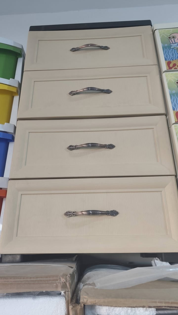 تنظيم ملابسك أصبح أسهل الآن! اكتشفوا مجموعتنا الجديدة من المجرات البلاستيك العملية والأنيقة، مثالية للحفاظ على كل شيء مرتب ومنظم. متوفرة بأحجام وألوان متنوعة. اطلبوا الآن!" 
توصيل كل محافظات العراق 
الموقع المسيب حي المعلمين قرب مفروشات الربيعي للاستفسار *********** 💯💯
