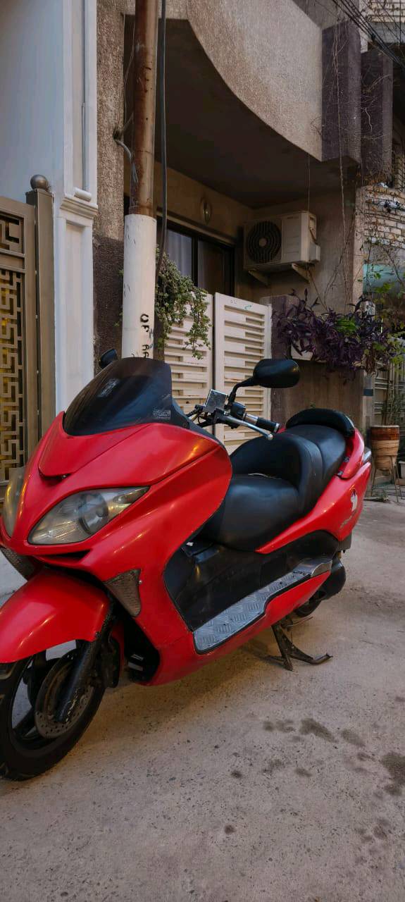 دراجة نارية رياضية بلون أحمر مميز للبيع بحالة جيدة. مثالية للتنقل السريع والقيادة داخل المدينة. مزودة بأنوار أمامية قوية وتصميم ديناميكي جذاب. لا تترددوا في التواصل لمزيد من المعلومات أو لتحديد موعد لمشاهدة الدراجة.