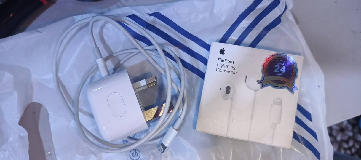 سلام عليكم شاحنه وهتفون اصليات مال ايفون مكان النجف حي ميسان لي يعجبنه يتصل ***********
