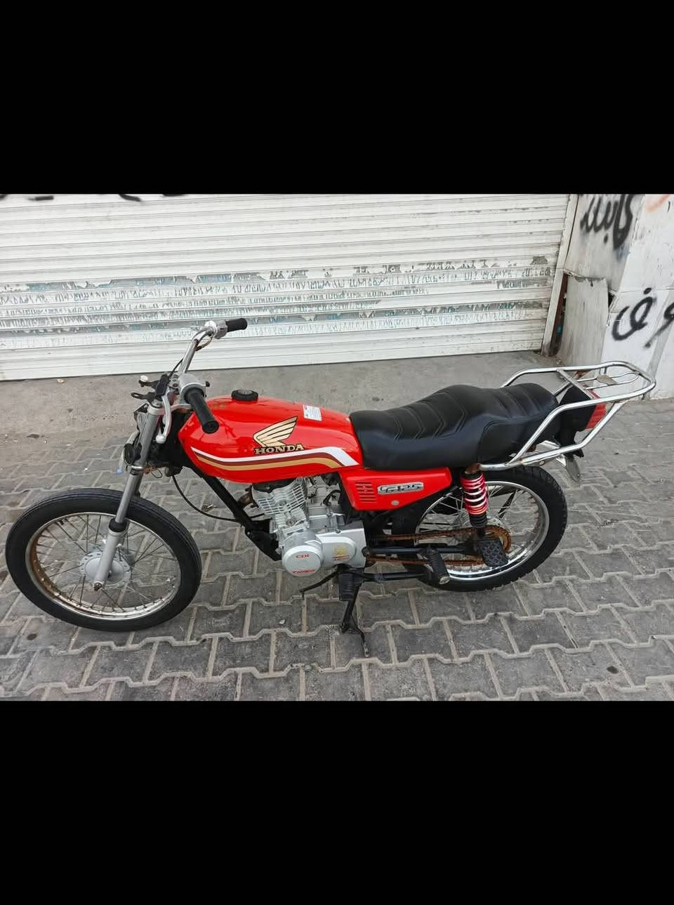 السلام عليكم شباب دراجه كلك كلك للبيع دراجه حلوه ونضيفه مكينه تايكر مفتوحه سعر 400 وبيه مجال لطيبين مكاني بصره كرمه علي شارع ابو صخير رقم *********** وتساب
