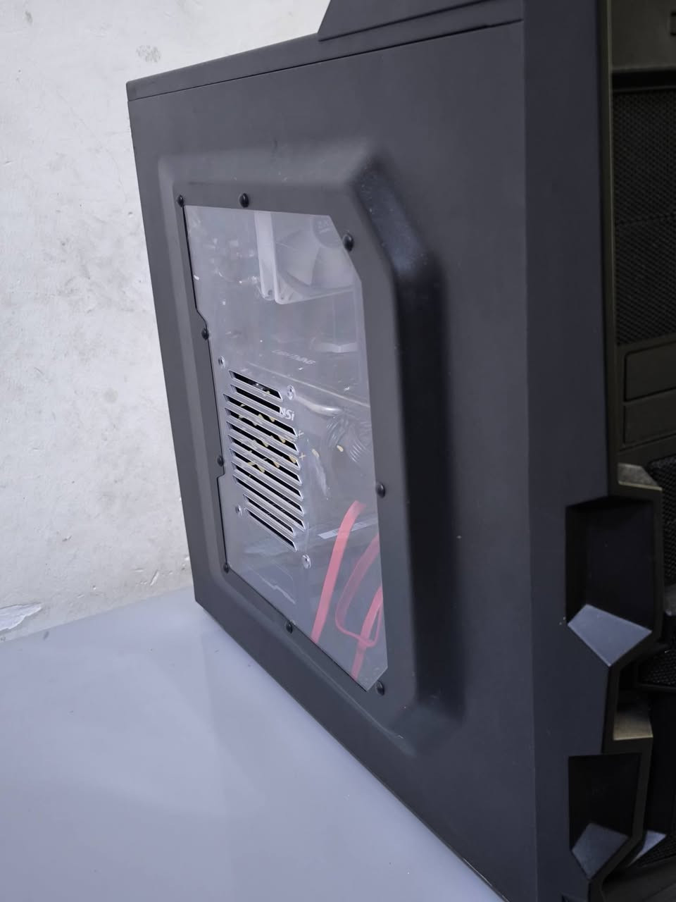 السلام عليكم حاسبة دسكتوب كيس فقط
جميع المواصفات موجودة بالصور
الكيس Cooler Master اسود ملموم
MB: Intel
CPU: core I7 Gen3 
GPU: MSI GTX 680 2GB
Ram: DDR3 2X4 8gb speed 1333
HDD: 2TB 
SSD: 120 GB hyperx
PWO: 650W thermaltake 87
2 fans with LED

المشاكل 
دكمة الباور ثابتة على التشغيل بس ماكو تاثير على أداء الجهاز
السعر 250
يوجد توصيل لجميع المحافظات ب5


**إذا كنت صاحب هذا الإعلان وتريد حذفه لأي سبب، رجاءا أرسل رسالة إلى الدعم الفني**