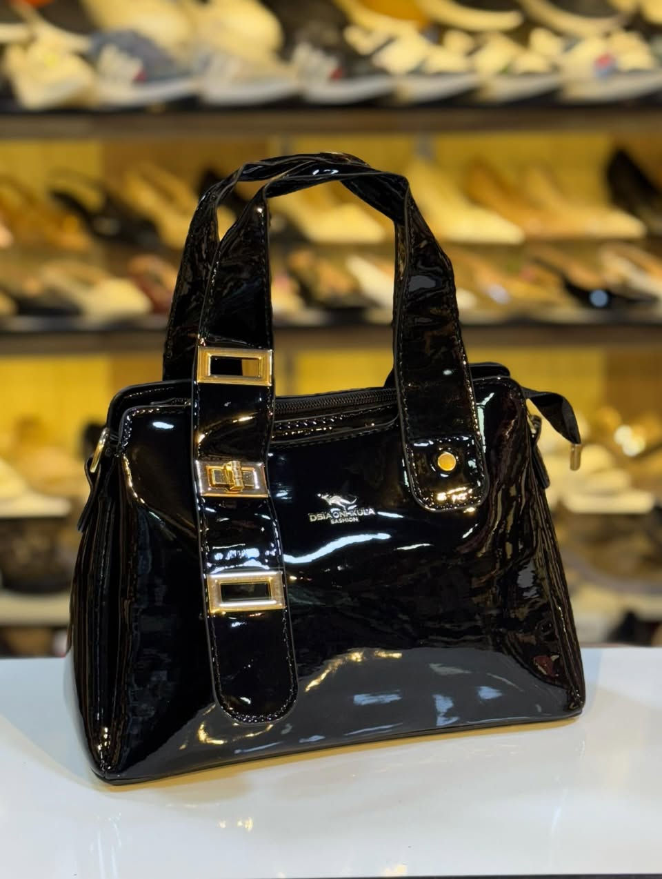 ... مرحبا زبائنا الكرام 
يتوفر لدينا حقائب  #حقائب 👜 #نسائية ...
قياس الجنطة - ( 25 * 20) سم
ويتوفر توصيل🚚 لكافة المحافظات 5
للاستفسار التواصل معنا عبر الخاص
او التصال ***********
