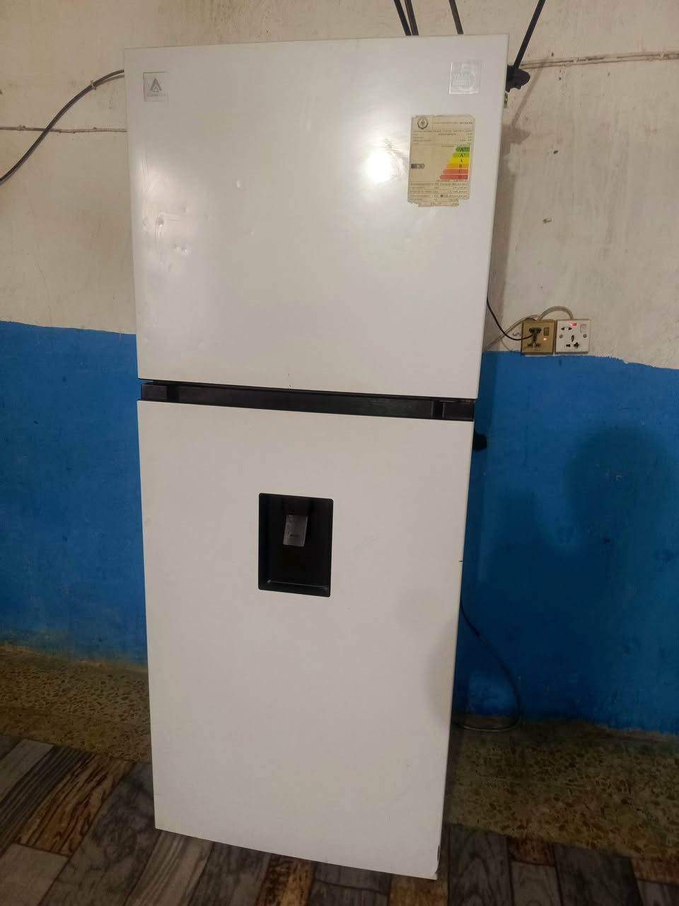 ثلاجة حجم كبير شركة الحافض بيه براد داخلي عطل بيه مو بالفريز جو ميبرد السعر 200الف وبيه مجال حك الجيه 
***********
