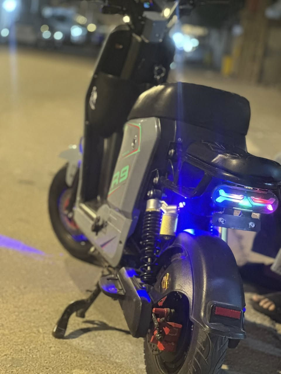 سلام عليكم دراجه شحن R9/2025دراجه 100/100نضيفه السعر 400بيه مجال مكاني البصره القبله/حي الحكيم رقم الهاتف/***********
