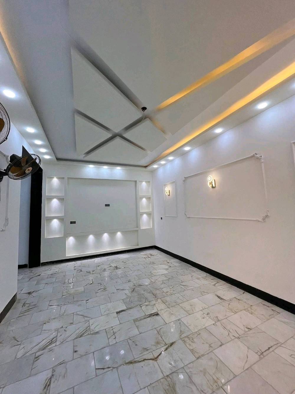 بيت 110 م طابقين طابوق بناء درجة اولى جديد غير مسكون استقبال وصالة  ومطبخ واربع غرف نوم وثلاث حمامات أرضية مرمر واجه حديثة حي الفتح بالقرب من حي سومر سايدين الچاير 