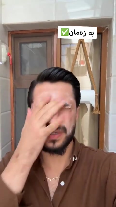 يعتبر غسول بیدول (BeDULL) منظفاً فعالاً مصمماً للعناية بالبشرة، حيث يعمل على تنظيف المسام بعمق وإزالة الشوائب والزيوت الزائدة دون التسبب في جفاف الجلد.
المميزات الأساسية:
• تنظيف عميق: يزيل الأوساخ والترسبات اليومية بفعالية عالية.
• توازن الدهون: يساعد في التحكم بإفراز الدهون الزائدة، مما يجعله مثالياً للبشرة المختلطة والدهنية.
• لطيف على البشرة: يحتوي على مكونات تساعد في ترطيب البشرة ومنع تهيجها.
• إشراقة طبيعية: يمنح الوجه مظهراً حيوياً ومنعشاً بعد كل استخدام.


**إذا كنت صاحب هذا الإعلان وتريد حذفه لأي سبب، رجاءا أرسل رسالة إلى الدعم الفني**