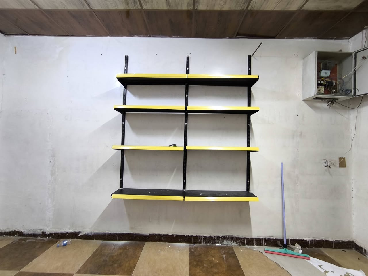 السلام عليكم 
للبيع رفوف محل تركي ثقيل عدد الرفوف 8 السعر 75 الف وبي مجال
للاستفسار الاتصال على الرقم ‏‪0772 835 0278‬‏
