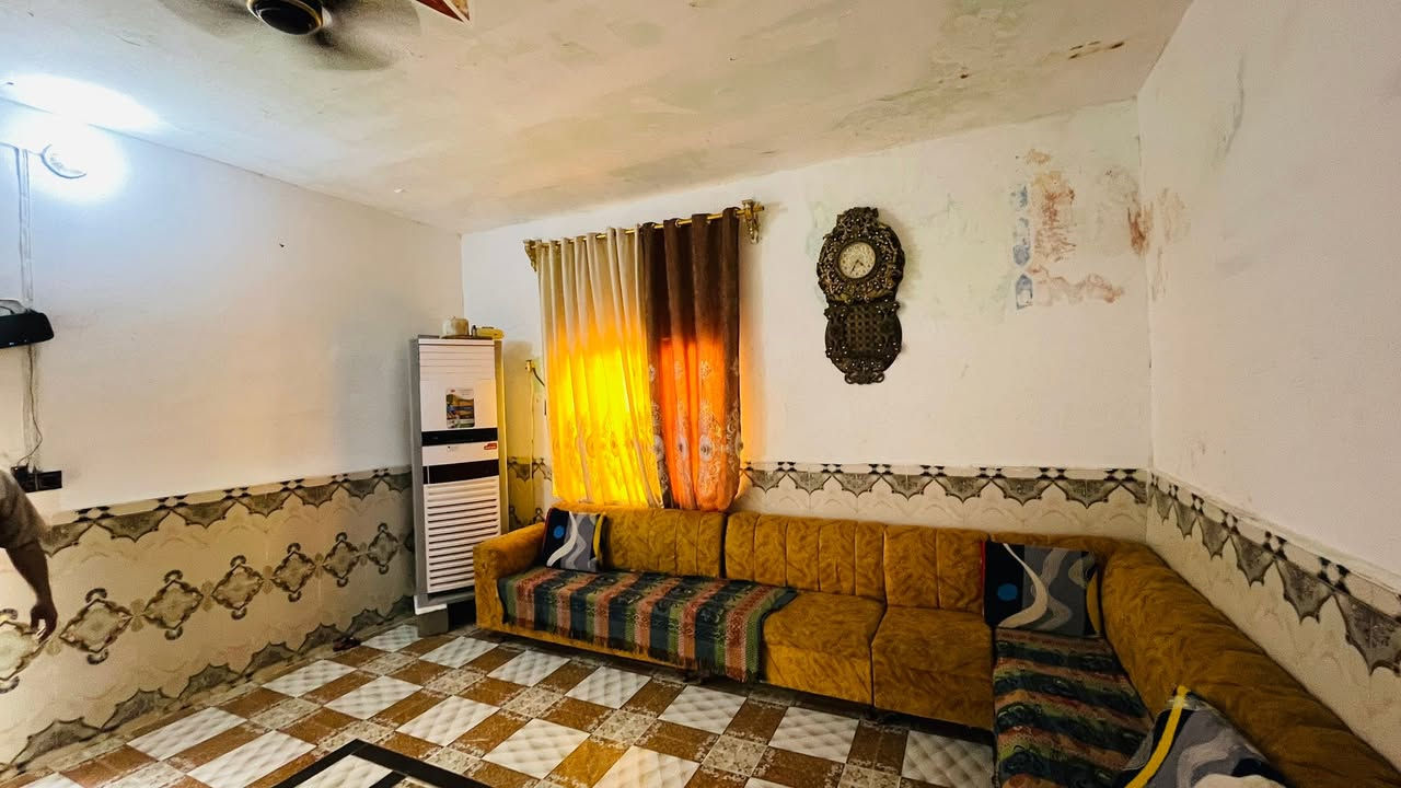 بيت زراعي للبيع
مساحه 150 متر 

طريق سوك فضليه نزله لامام الباقر 

ثالث بيت عن تبليط نازل 

يتكون من غرفتين وصاله واستقبال ومطبخ وصحيات داخليه وخارجيه وساحه 

بناء بلوك سقف عكاده 

السعر جدا مناسب 25 وبيه مجال للشراي

لاستفسار والتواصل خاص او على الارقام لتاليه

ابو امير  :  ***********

منتظر حازم :  ***********

نستقبل كافه العروض الطابو والزراعي بيع وشراء في جميع مناطق سوك الشيوخ في مكتب الأمير للعقار  حي الجوادين قرب الصيدليه مباشرتا
