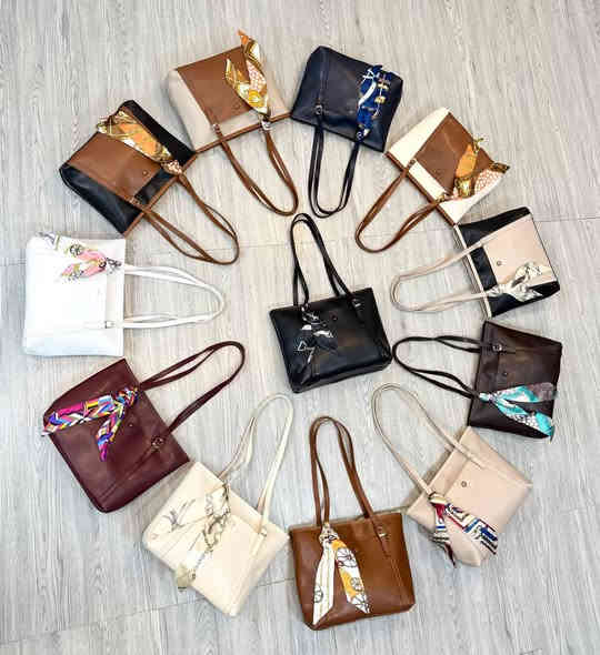 حقائب منوعة بالاسعار مناسبه جداً 🥹❤️❤️❤️
_________________________
توصيل لجميع المحافظات العراق 🚗
 
#كوزمتك_مسره 
#كوت 
#السوق_الكبير
#مدخل_ساحه_العامل_وسط_السوق
#مواد_تجميل 
 ***********
***********
