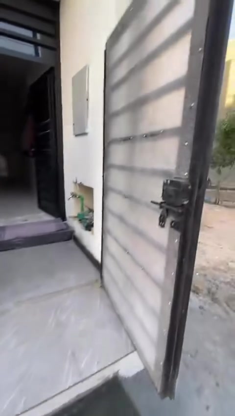 بيت مساحه 50 متر للبيع
كويرش  مربع 4000  بشارع 15
بيت جديد ممسكون يحتوي على استقبال  ومطبخ حار ومطبخ بارد  وخدمات 
والطابق الثاني يحتوي على غرفتين  الغرفه الاماميه تحتوي على حمام سويت  والطابق الثالث بيتونه كبيره  
البيت كامل ماطور ماء  سخان  تانكي  مابي اي نقص 
***********
