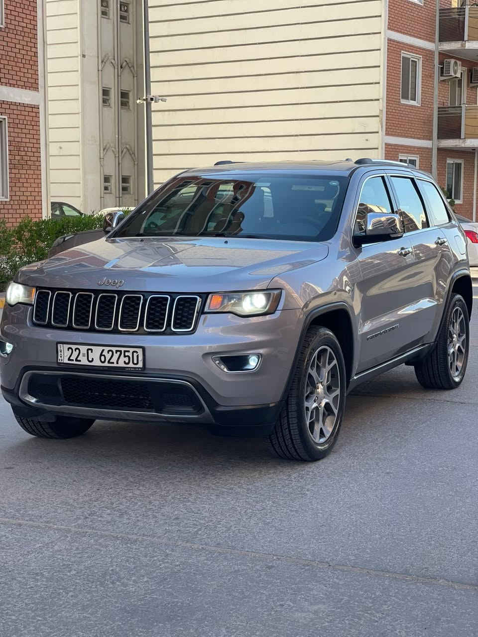 للبيع    جيب 2018 لاريدو
* شاشة Uconnect مقاس 7 إنج  
* Apple CarPlay
* Android Auto
* بلوتوث
* كاميرا خلفية
* مثبت سرعة
* تشغيل بدون مفتاح
* مكيف أوتوماتيك 

* ABS
* ESP مانع الانزلاق
* Traction Control
* وسائد هوائية متعددة

. المواصفات :
1-اللون : رصاصي 
2-المحرك :3600/6V
3-الرقم : اربيل
4-اوتو ستوب 
5-الداخل اسود 
6-مقاعد جلد 
7-الويل حجم 20
8- التشغيل عن بعد 
9-حساس خلفي 
10-رادار خلفي 
11-المقاعد الأمامية كهربائية 
12-تبريد قطعتين 
13-بصمه أبواب 
14-العداد 96 الف ميل 
15-الضرر: ربع باب خلف الراكب 
السعر :217 ورقه 
المكان : بغداد 
للأستفسار : ***********
مكان السياره مجمع ايادي العدل السكني

