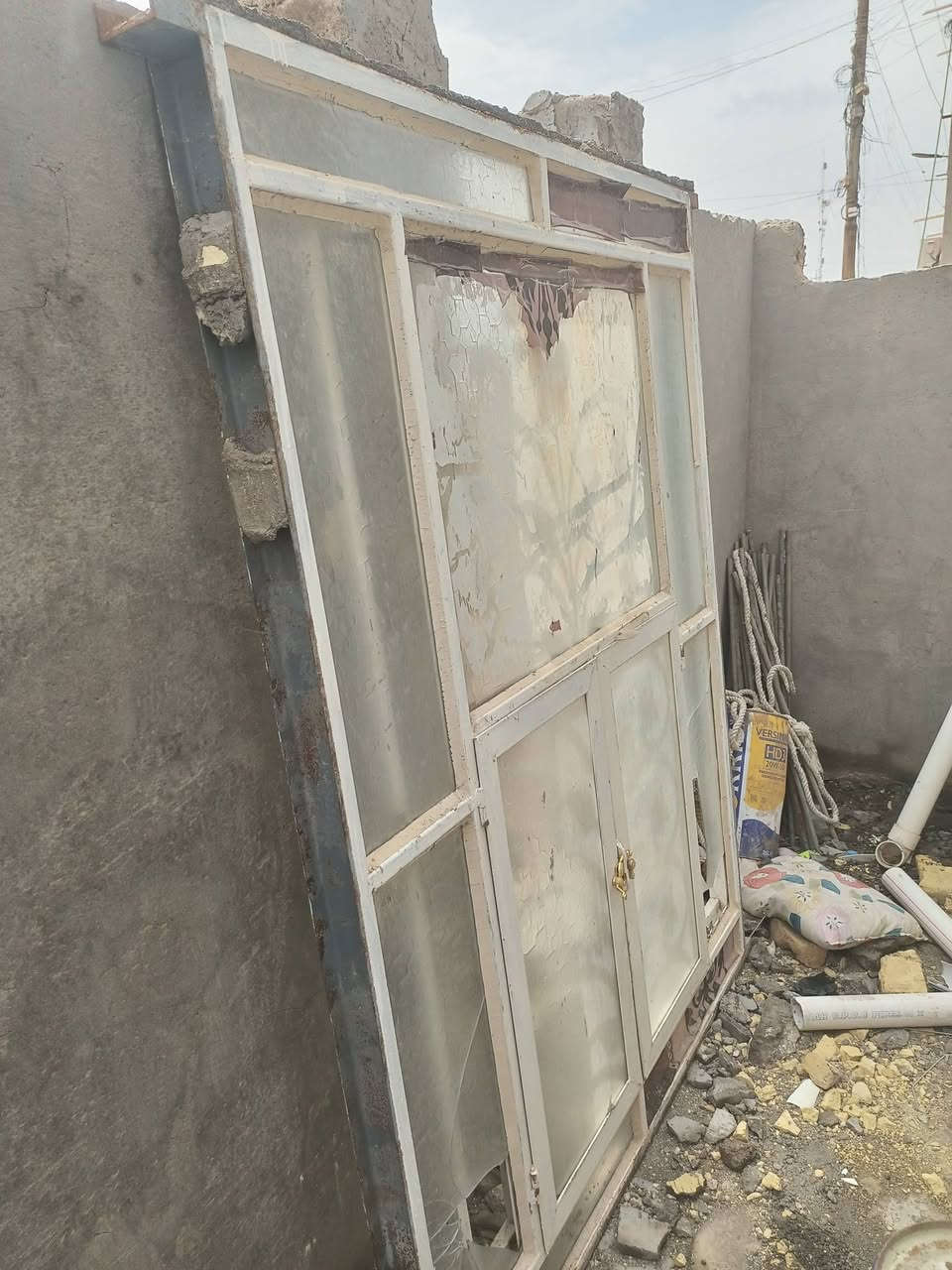 السلام عليكم 
يوجد شبابيك مستعل جديد ساقيه 3 ملم الارتفاع 2 متر العرض متر ونصف 
سعر الشباك الواحد 100  المكان قضاء المجد
 تصال على هذا رقمي   ***********
