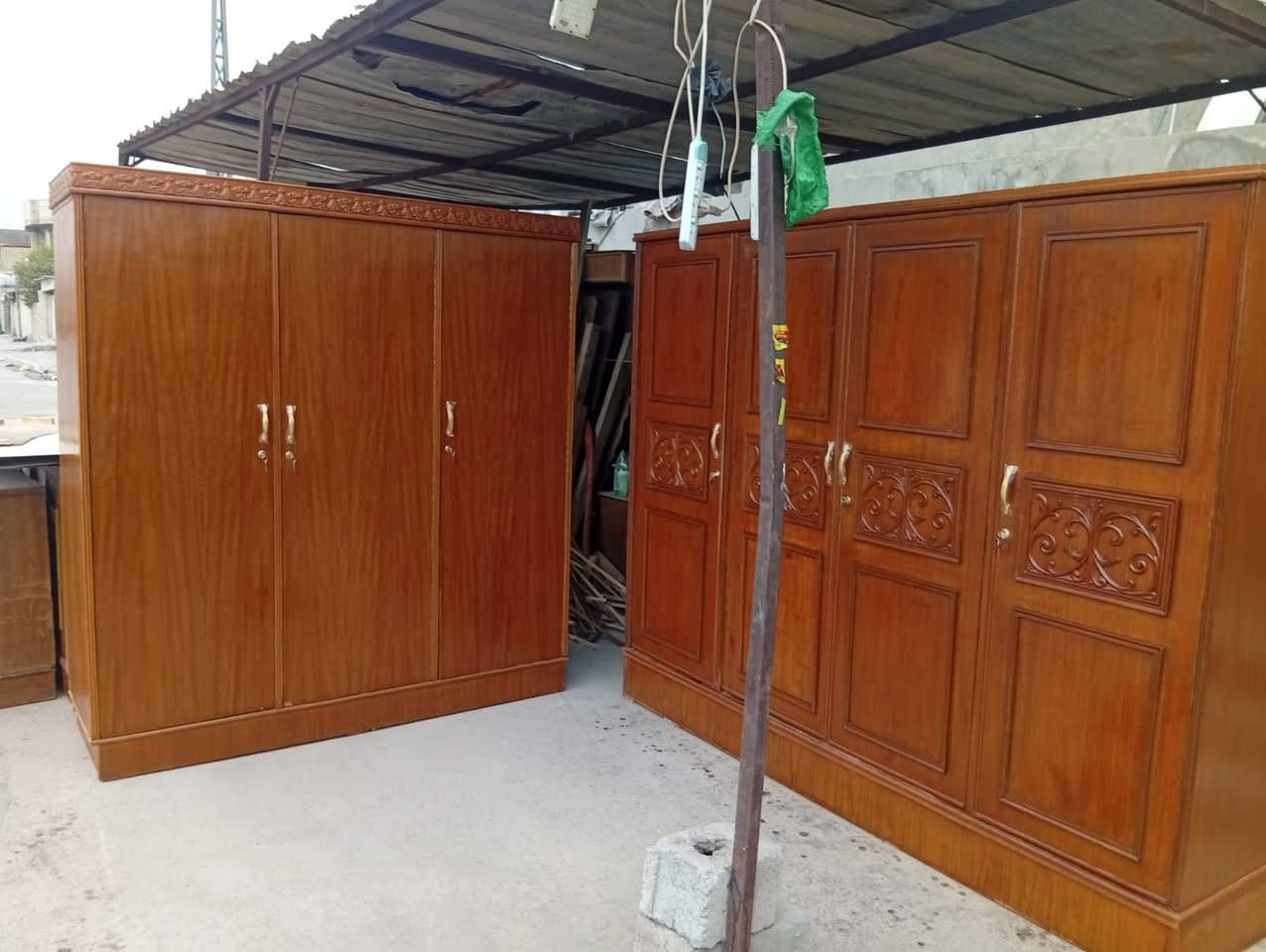 كنتور ٣ بوب ١٥٠ الف
كنتور ٤ بوب ٢٠٠ الف 
صاج حطاطة داخل خارج كلشششش نضيفات 
العنوان المحمودية حي العسكري قرب الحمداني شارع مدرسة القبس النجار ابو يوسف 
***********
