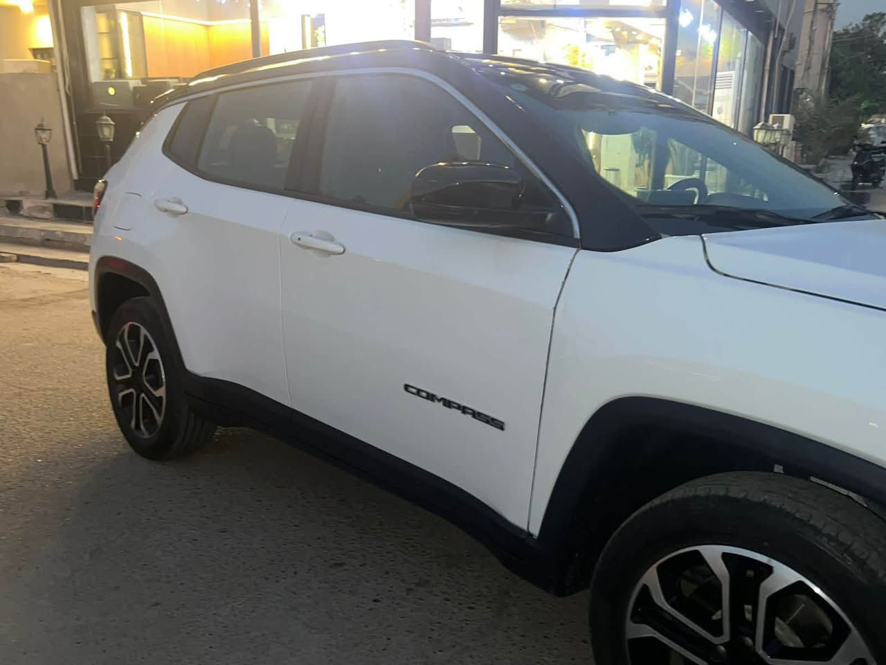 سلام عليكم jeep 2024  ابيض لونين تو كلر لمتد السيارة مفوله مواصفات السعر١٤٠ مال بيع 
المكان بغداد الدورة 
حادثها دعاميه فقط ناشر صورها 
رقمي *********** 
سيارة بسمي ورقم بغداد

