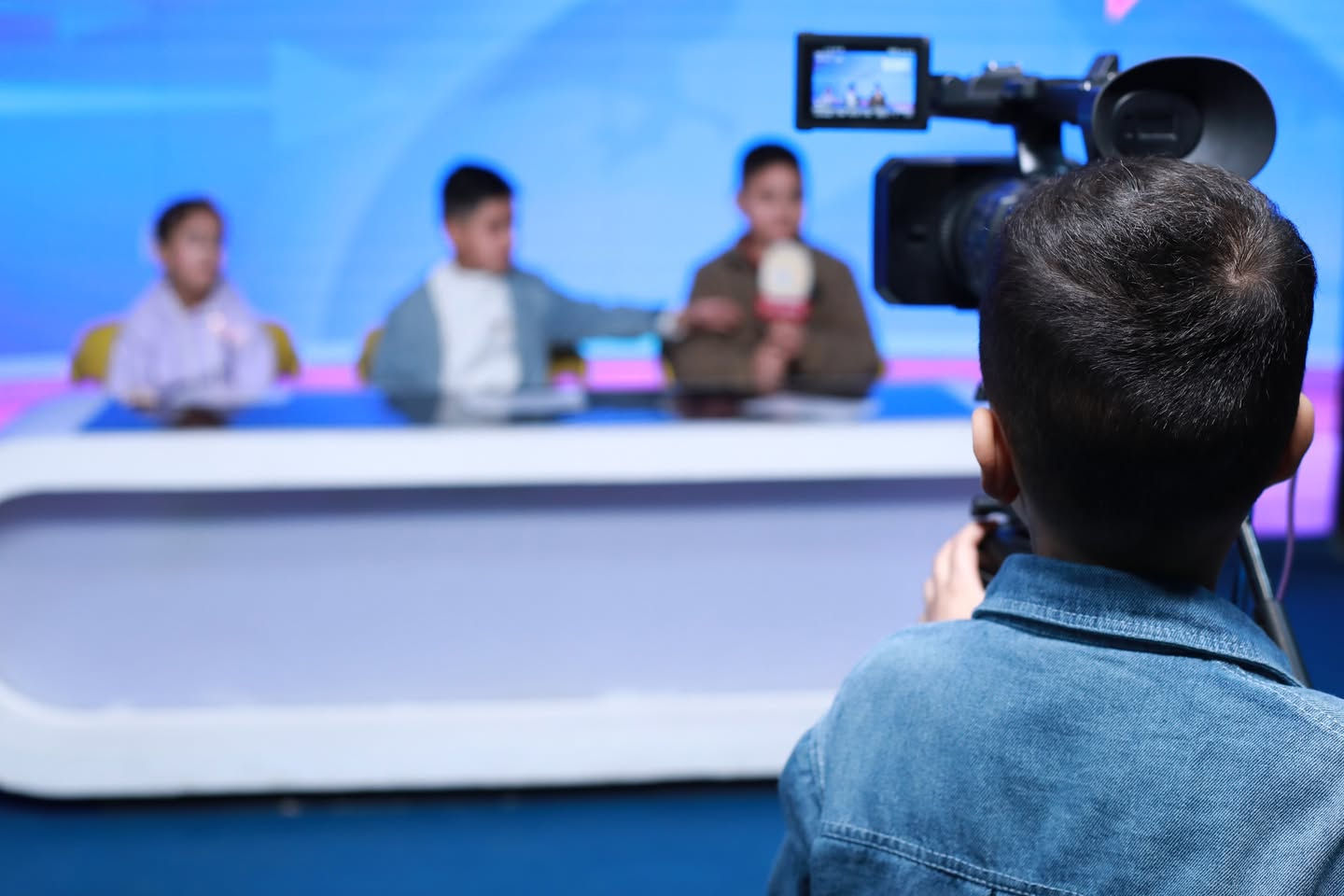 منو منكم زار 🎙️📺 قسم الإذاعة والتلفزيون
في مدينة حلم الأطفال؟ الفرع الاول والثاني 😉😉
سولفونة  شنو أكثر شي عجبكم 👇🥰

اذا حاب ابنك او بنتك تكون مذيع او مذيعة ؟ مراسل؟ أو نجم تلفزيون؟ 🌟
الفرصة موجود بتحقيق حلمك 🎤📺

🕘 أوقات الدوام:
▪️ الفرع الأول: من 9 صباحاً – 10:30 مساءً
▪️ الفرع الثاني: من 12 ظهراً – 10:30 مساءً
🏫 نستقبل السفرات المدرسية:
من 9 صباحاً – 1 ظهراً
🚌 الكروبات السياحية: طوال الأسبوع
📍 مواقعنا:
▪️ الفرع الأول: بغداد / شارع فلسطين
مجاور مول النخيل – مقابل وزارة النفط
▪️ الفرع الثاني: بغداد / شارع أكد
داخل المدينة مول – الطابق الثاني
📞 للتواصل والاستفسار:
راسلونا عبر الصفحة أو واتساب 👇
▪️ 0771 466 5555
▪️ 0781 466 5555
▪️ 0772 912 0601
▪️ 0774 022 6060
✨ مدينة حلم الأطفال… لأن الفرح يبدأ من الطفولة ✨
