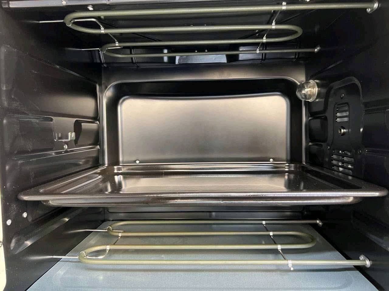 استمتع بأفضل تجربة طهي مع فرن أمبليوم الجديد كليا 
 توفر فرن كهربائي اصدار حديث ماركة امبليوم 60 لتر 
مع ضمان سنة حقيقي 💯 

طلاء داخلي تيفال قابل للتنظيف بالمنظفات والبخار
قوة 2200 واط⚡️
 • دبل صينية 😉
 • سيباية
 • شواية دجاج🍗
 • ماسكات لاخراج الطعام 
 • إضاءة داخلية💡
 • مروحة لتوزيع الهواء الساخن بشكل متساوي
 ثرموستات مزدوج: تحكم منفصل لدرجات حرارة الهيترات العلوية والسفلية.
 • ⏲️ مؤقت لمدة 60 دقيقة
 • 4 هيترات في الأعلى و4 في الأسفل لتحقيق توزيع متساوٍ للحرارة. هيترات حلزونية عالية الحرارة 🔥🔥
 تشغيل الهيترات بشكل مستقل: يمكنك تشغيل الهيترات العلوية أو السفلية أو كلاهما معًا.
تغلق الباب بشكل تلقائي

📏 الأبعاد: الطول 58سم / العرض 38 سم / الارتفاع 41 سم.

للحجز يرجي مراسلة صفحة او اتصل على الرقم 
***********
توصيل لكل محافظات العراق🚚