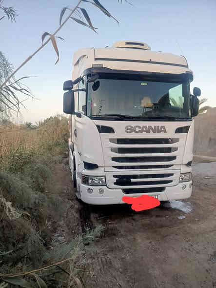 سلام عليكم اسكانيا موديل 2017 فول مواصفات جديده مامشتغله ولادرب  حجم 450 رقم الهاتف ***********0
