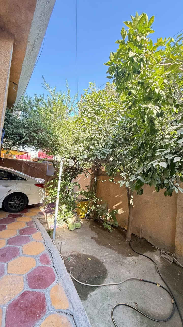 مرحبا بيت 200متر طابق واحد منطقة ٤الف محطة غاز الخدمات قريب شارع العام يحتوي ع غرفتين ومطبخ وصالة استقال كبيرة مع صحيات وكراج كبير علما البيت نظيف جدا للاستفسار التواصل ع الرقم *********** يوجد واتساب أيضا
