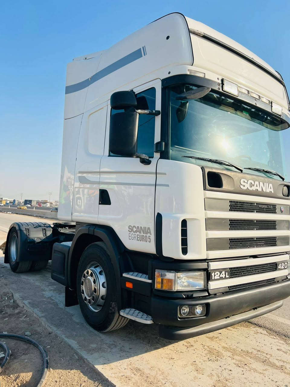 سلام عليكم
سكانيا راس تريله 
موديل 2003
 محرك انكار خطين جديد قبل شهرين شاده بدون بخار او صرف حجم..420
كير عادي 900 رتايدر 
قماره كفاله بدون صبغ 
بدون ارقام 
العنوان بغداد
***********
