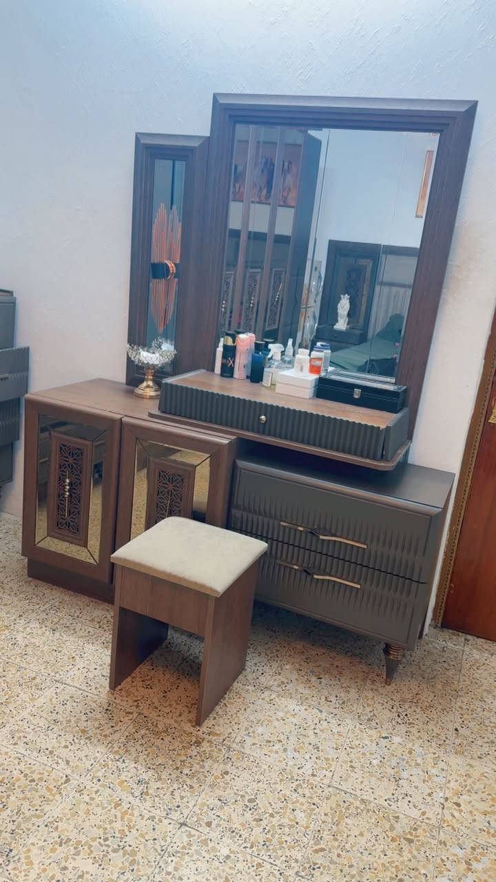 السلام عليكم غرفه نوم للبيع مستخدمه بس نضيفه حيل
9 قطع سعرةة من المعرض مليونين ونص 

سعرهه الحالي مليون وربع وبيهه مجال بسيط 

#بغداد رقمي *********** واتس اب
