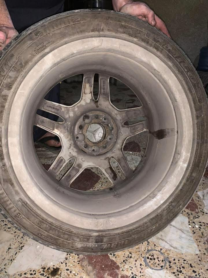 السلام عليكم
اخوان للبيع فقط والكل يعرف سعهرن عد ابو التفصيخ بيش
ويالة قياس 18 AMG الاصليات مو تجاريات اصليات مع الكبات الوسطية
عدد 4 ثنين منهن لالحيم ولا عواج والباقيات واحد بي لحيمات والثاني بي لحيم مفطور وياهن تايرات عدد 4  زوج جدد وزوج نظيفات حيل السعر من الاخير 300$ يعني بسعر زوج ويالة بدون تاير من التفصيخ ورقمي *********** الي يحب يتصل والسعر نهائي مكاني بغداد
