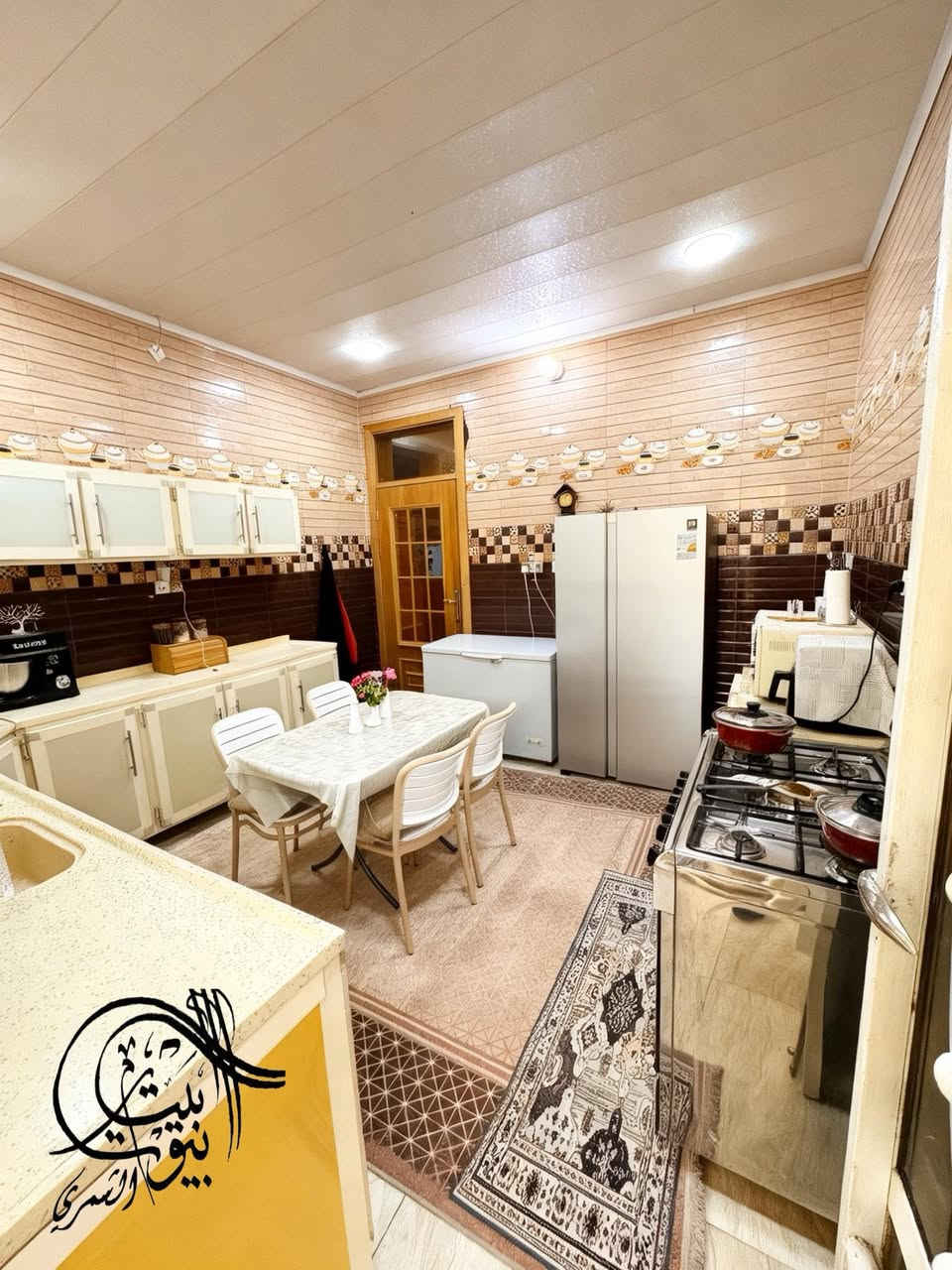 ⸻

🏡 للبيع بيت طابق واحد – بناء جديد
📐 المساحة: 200 متر ركن 

✨ المواصفات:
🚗 كراج سيارة + 🌳 حديقة
🛋️ استقبال مريح
🍽️ مطبخ
🚪 كليدور
🛏️ غرفتين نوم
🌤️ مناور عدد 2
🚿 مجمع صحيات داخلي + خارجي

🔌 الخدمات متوفرة بالكامل:
ماء 💧 | كهرباء ⚡ | مجاري 🚰 | تبليط ✔️

📍 الموقع: خلف مول أهل الخير (سابقاً) – نادر
📄 النوع: طابو زراعي

📞 للمعلومات:
مكتب الشمري – مقابل سكلة صدام مباشرة
📱 علي عذاب: ***********
