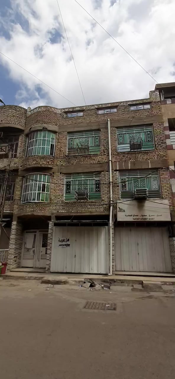 سلام عليكم بنايه للبيع طابو ملك صرف مشاع مساحه 100متر 10×10 مربع موقع تجاري مميز مطله على ثلاث شوارع تجاريه تتكون من ثلاث شقق+ محلات ٢ + كامل كاشي سيراميك  جاهزه   يحتوي الطابق الأرضي على غرفه نوم وصاله وخدمات وتكون معزوله ويحتوي الطابق الثاني على ثلاث غرف نوم وصاله وخدمات ويحتوي الطابق الثالث على ثلاث غرف نوم وصاله وخدمات  موقع بغداد منطقة العبيدي شارع الجامع العبيدي  مأجره بل كامل  سعر خاص للإستفسار الاتصال على الرقم ابو علي : ***********
