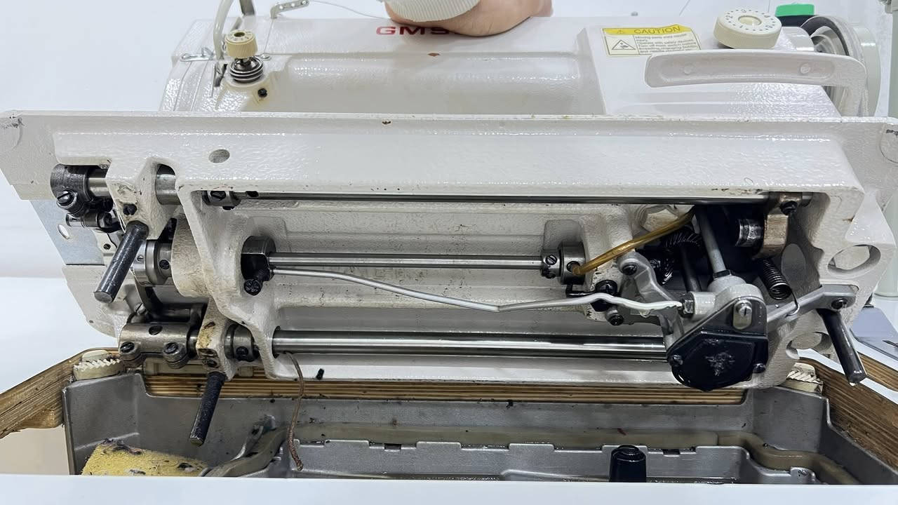 السلام عليكم 

مكينة خياطة للبيع 
ماركة جمسي نظيفة ومستخدمة قليل استخدام شخصي يعني مو شغل وماطورها بعده جديد وكامله هي وملحقاتها 

للتواصل 
واتساب ***********
