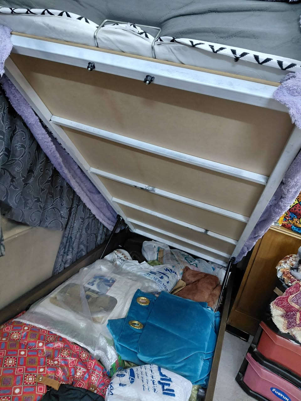 متوفر سرير خزان جديد بدون اي ضرر للبيع بدون دوشك
طول ٢ + عرضها متر سعرها ١٣٠ الف 
ومتوفره  ٦ بردات نفس الدزاين كل برده عرضها ٣ متر وطولها ٣ متر وسعرهن ١٠٠ الف وبيها مجال بسيط الاستفسار تفضل  ***********
