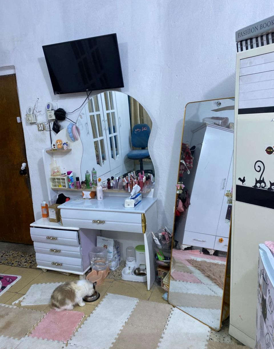 بيت رخيص جدا بسعر مناسب ركن على شارع ٤٠ تجاري  المساحة ١٠٥ متر مربع الواجهة ٧ م النزال ١٥ م الرصيف ٤م يمكن ركن السيارةفيةويوجد أشجار ظل للسيارة  الطابق الأول يتكون من طارمة مع مرافق خارجية وغرفة نوم واستقبال مفتوحة على الهول ومطبخ وحمام ومرافق داخلية أخرى طبعا كلهن سيراميك ويوجد ترك للبيت أيضا الانارة كذلك البيت هو ركن فالضوءيدخل من كل الجوانب
الطابق الثاني يتكون من ٣ غرف نوم إضافة إلى حمام مرافق وفسحةفيها مغسله يمكن أن تكون مطبخ مصغر
السطح كلة اشتايكر العنوان واسط /   الكوت/ حي الحوراء الثانية شارع المنتزة مجاور محل احمدالتميمي للتصليح الدراجات ت/***********
