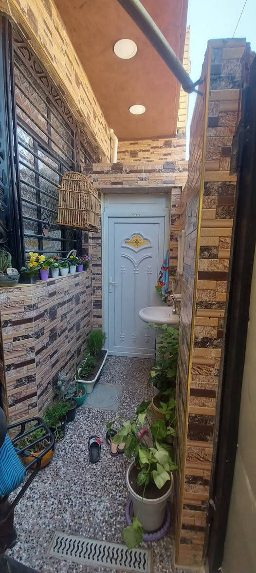 بيت مساحة ٧٥ متر طابق واحد الشعلة شارع ٦٠ قبل السجة شارع ابو طيارة البيت جاهز للسكن الخدمات كاملة من كل النواحي بي غرفة نوم وغرفة استقبال وحولي البيت عالي عن الشارع الفرع مقرنص السعر ٨٥ للإستفسار ***********
