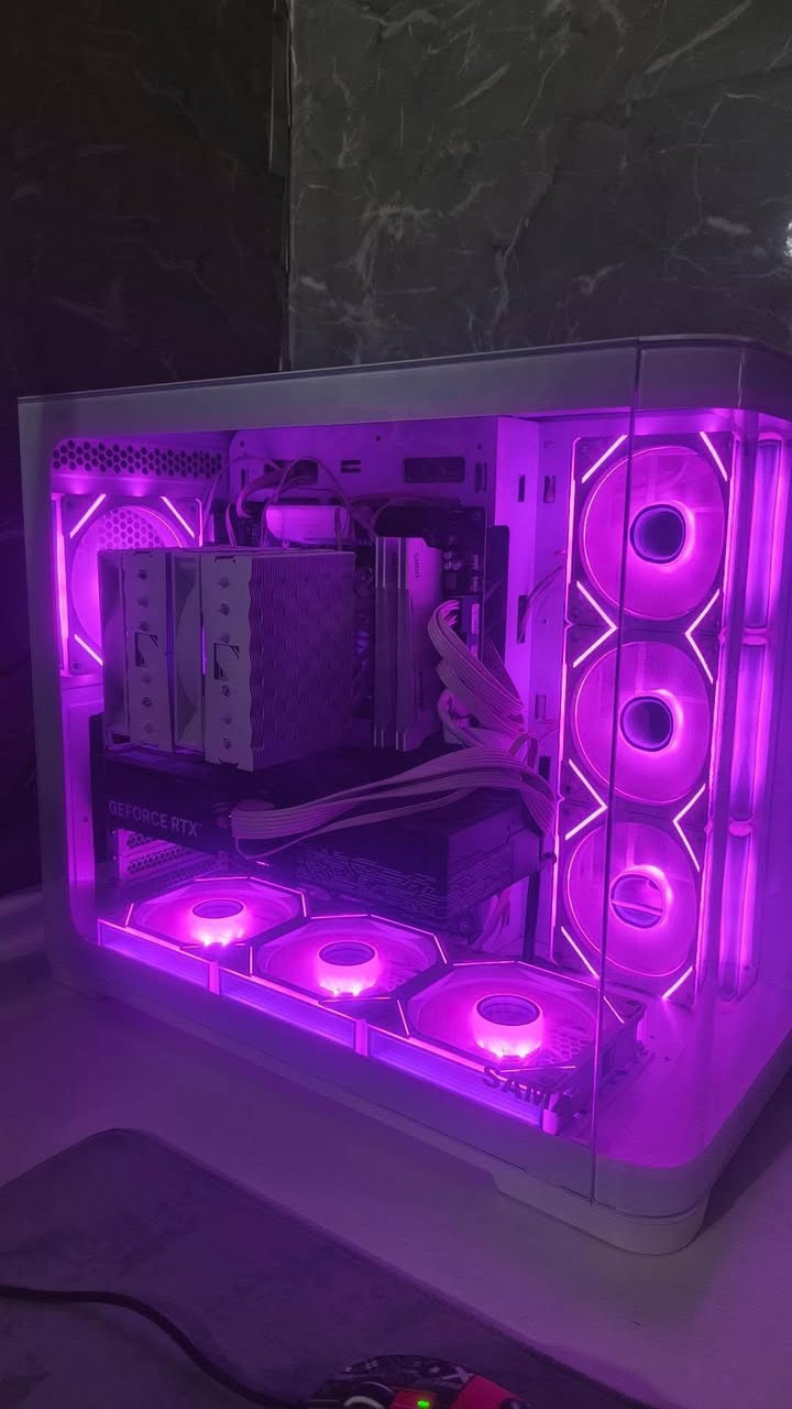 السلام عليكم تجميعه بكرت 5070ti و معالج 7600x و مبرد مروحتين ست انابيب (تبريد هوائي) مذر بورد من اسوس asus prime-plus مكانين لتخزين الm.2 و اربعه للرامات بورسبلاي 850 جولد لونه ابيض فول موديلر و كيس مد تاور زجاجي بيه 7 مراوح ويتقبل لحد 10 مراوحي مع تغير الوان براحتك ثابته ومتحركه تخزين m.2 1T رامات ddr5 6000 سرعه 32g وشاشه 2k 180hz حجم 27 ips ماوس اتاك شارك 3 لون احمر ( اليواير ليس عاطل بس واير يشتغل) كيبورد عادي حجم ستين مع اضائه حجمه 60 جوستك عادي واير ليس بس القير اليسار يرتفع وحده الباقي سليم جدا سبيكرات واير مع تغير اضائه وصوت نقي من شركه ريد دراغون ubs اون لاين 850 واط بطاريته تعبانه بس يشتغل طبيعي لمده قصيره و ubs اوف لاين 850 واط استعمله للشاشات وطاوله صنع يدوي مو جاهزه هم موجود للي يريد طاوله(ميز) السعر مو محدده بعد. *********** للتواصل
