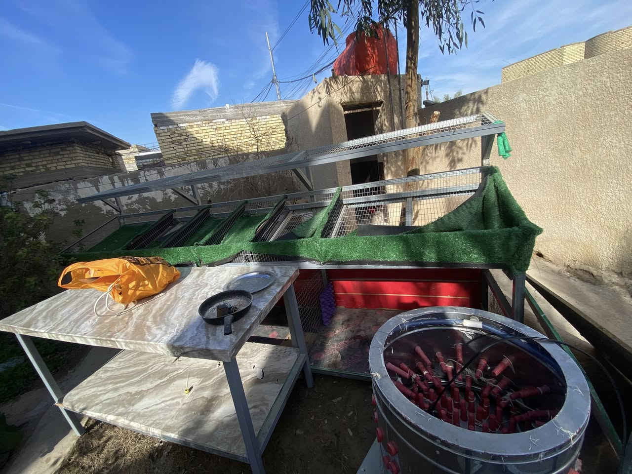 رف خضروات + مصلخه دجاج + قفص دجاج + ميز لبيع ***********
