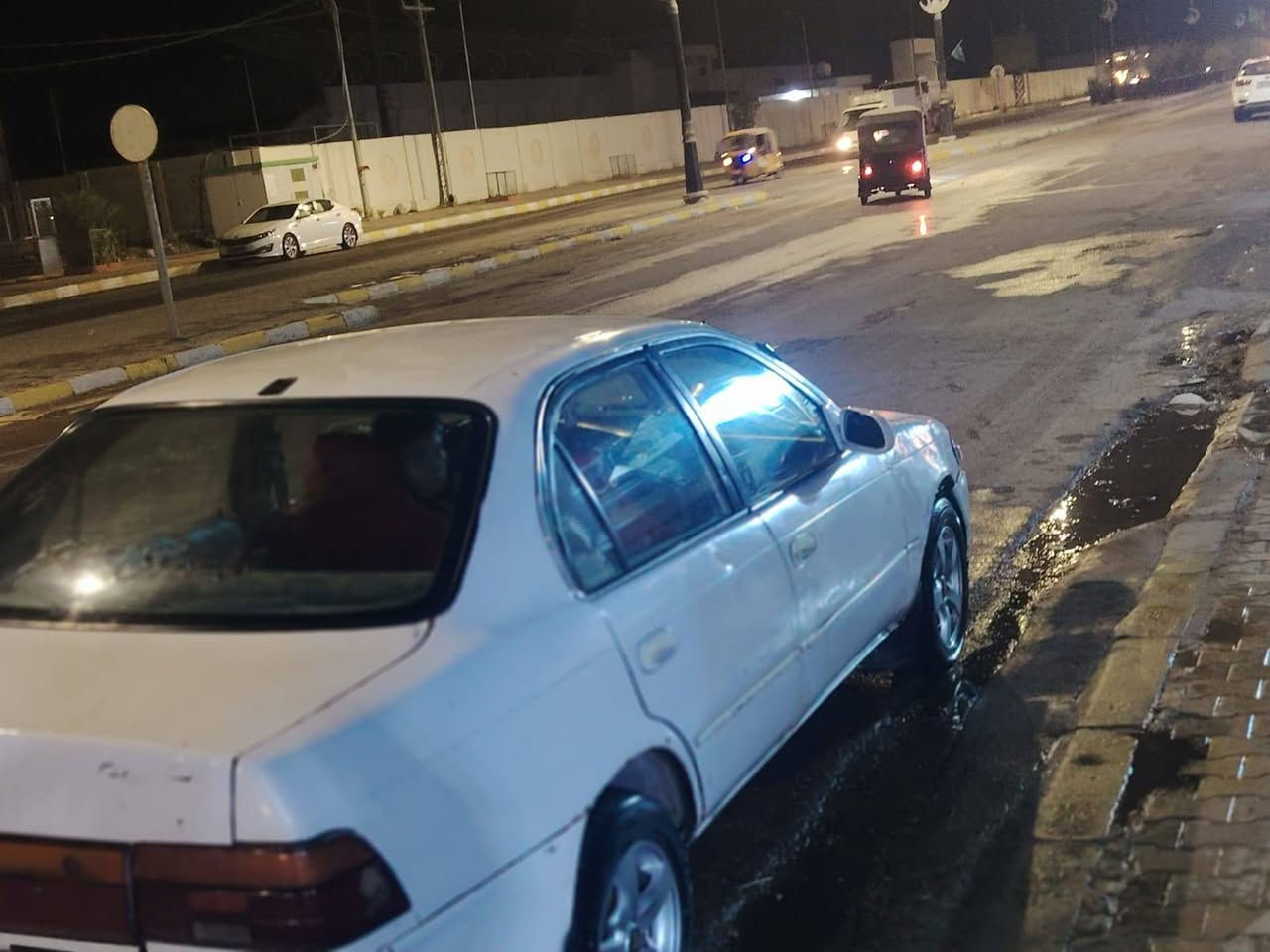 سلام عليكم كورله البيع
مديل 93 سنويته ال 29 هزه.جديده
السياره على البلاد مكفوله كفاله عامه 
تخم تايرجديد حداديه جديده 
كهربائيياته كله شغاله 
السياره أحله من الصوره 
السعر 40 وبه مجال.
مكان السياره واسط قضاء الحي 
***********

