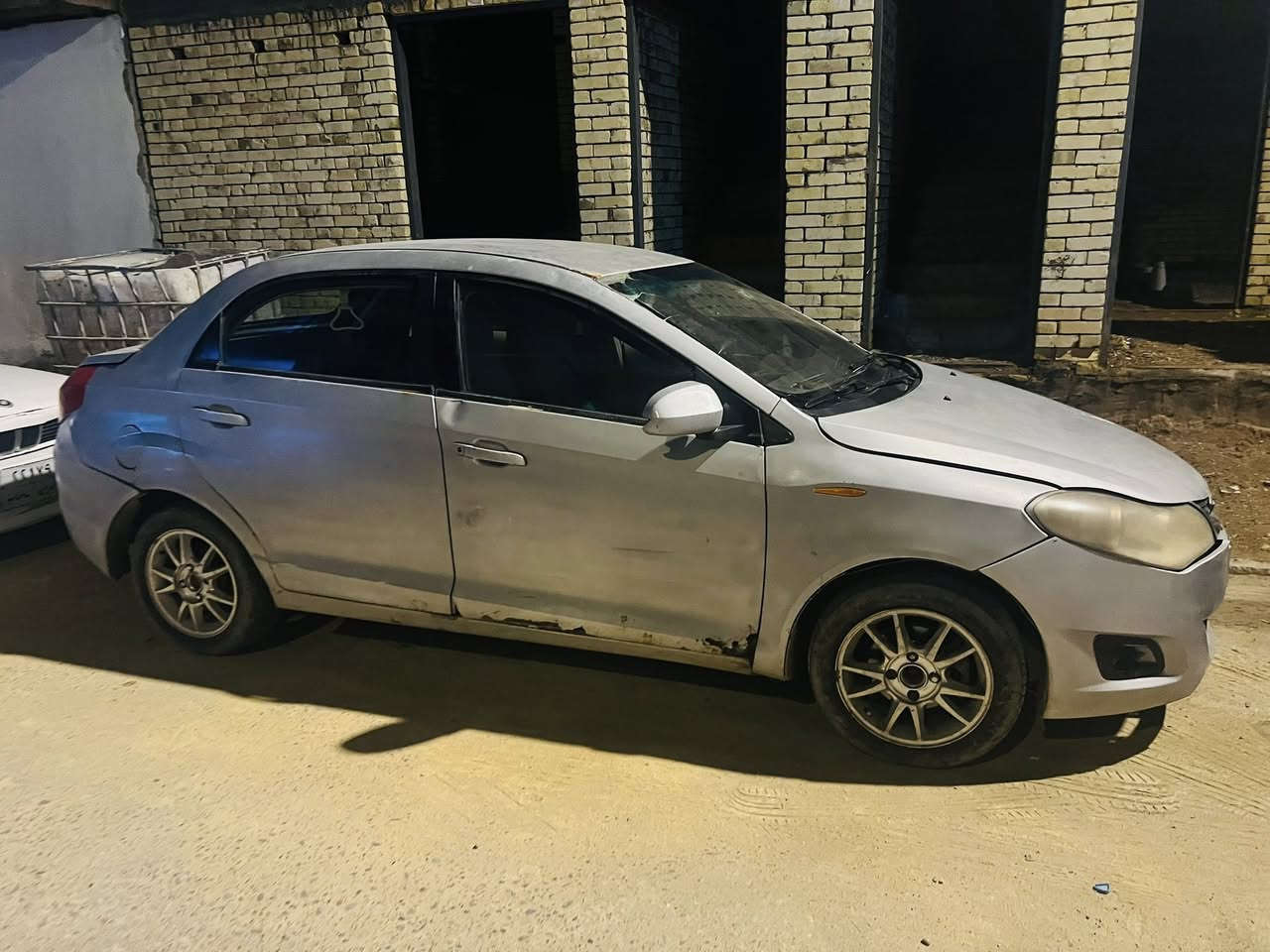 السلام عليكم شباب سياره للبيع شيرين فلاوين مديل 13 مكينه جديد كيرها جديد حداديه تعبانه تبريد ناقص بوري بس شغال تبريدهه سياره كوم حديد فقط بس راعي سياره حره مو قصاد متهيه 2018 سياره شغال ترايهه حلوه كهربائيه شغاله بس كيلو متر ماشغال يرادله حساس سعر ب 18 بيهه مجال قليل الرقم *********** مكان بصره
