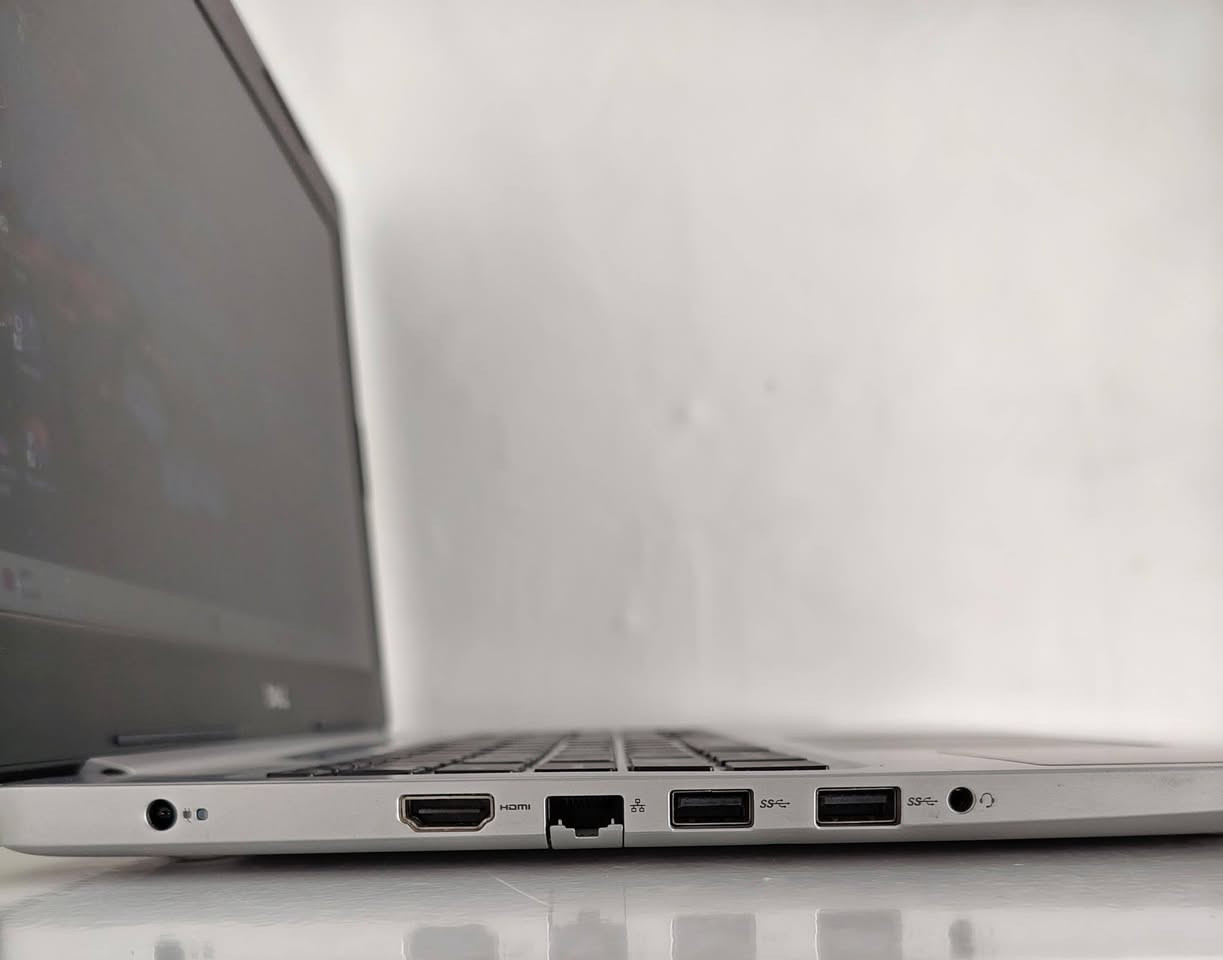 💻 Dell Inspiron 5570 | السرعة الفائقة والمساحة التخزينية الضخمة
الخيار الأمثل للطلاب والموظفين ومحبي مشاهدة الأفلام بدقة عالية. يتميز هذا الجهاز بمعالج Core i7 من الجيل الثامن الذي يوفر أداءً قوياً وسلساً، مع ميزة الهارد المزدوج (SSD للسرعة و HDD للتخزين) مما يجعله مثالياً لحفظ كميات كبيرة من البيانات والملفات الدراسية. ببطارية جديدة وشاشة 15.6 بوصة FHD، ستحصل على تجربة عمل وترفيه ممتعة جداً. يشغل برامج الأوفيس، الفوتوشوب، وألعاب مثل (Roblox، Minecraft، و League of Legends) بكل كفاءة.
​🔍 المواصفات التقنية:
​المعالج: Intel Core i7 (الجيل الثامن - فئة U الموفرة للطاقة).
​الرام: 8GB DDR4.
​الهارد الأول (للنظام): 256GB SSD M.2 NVMe (سرعة إقلاع واستجابة فائقة).
​الهارد الثاني (للتخزين): 320GB HDD (مساحة إضافية لملفاتك).
​كرت الشاشة: داخلي Intel UHD Graphics 620 بسعة تصل إلى 4GB.
​الشاشة: 15.6 بوصة بدقة Full HD (وضوح ممتاز للألوان).
​البطارية: جديدة (تضمن لك استمرارية في العمل).
​الكيبورد: ستيكر (عربي/إنجليزي).
​🎁 الملحقات:
(حقيبة، شاحن أصلي، ماوس، ماوس باد).
​🛡️ الضمان والخدمات:
​فحص المواصفات والنظافة قبل الاستلام.
​ضمان استبدال لمدة أسبوع كامل.
​تنصيب ويندوز والبرامج الأساسية مجاناً.
​💰 السعر: 350,000 دينار عراقي.
​📍 الموقع: بغداد - الأمين الثانية.
🚚 التوصيل: متوفر لجميع محافظات العراق.
​📞 للحجز والاستفسار:
***********
***********
