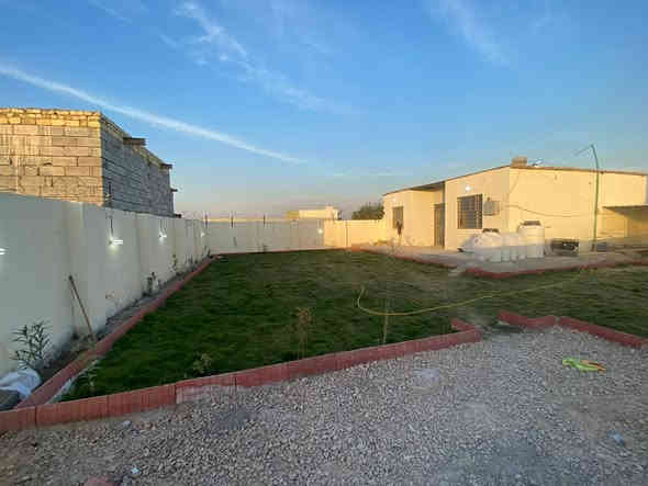 السلام عليكم مزرعه للبيع مساحه 375متر 

كافات الخدمات سند 25 مداور ثاني يوم تتكون من غرفه ومطبخ وحمام وصاله حديقه جاهزه 

المكان /طريق دغاره خلف مطعم واثق 

 ***********//////***********
