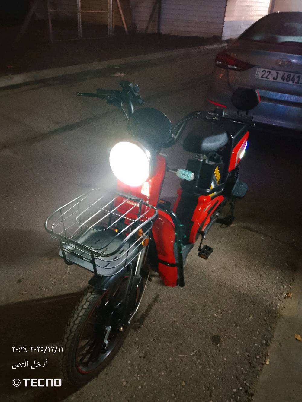 دراجة كهربائية حمراء بحالة ممتازة، مثالية للتنقلات داخل المدينة. مزودة بسلة أمامية وعجلات قوية توفر استقرار عالي. الإضاءة الأمامية والخلفية جاهزة للاستعمال في الأوقات الليلية. خيار اقتصادي وصديق للبيئة.