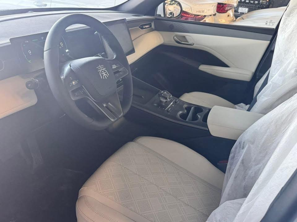 بي واي دي  BYD QIN PLUS 2025.   
سپی ناو کرێمی
مواصفات.کارەبایی و بەنزین و هایبريد.
بصمة شاشةوكاميرا ویل کەپ.
تحديد سورعه.ناو زه‌رد,پشت و پێش لید ڤۆلیۆم
 کارت و وایەر شحنی لەگەڵە
کامل ئەشیای بیلادی خۆی لەگەڵە

***********
