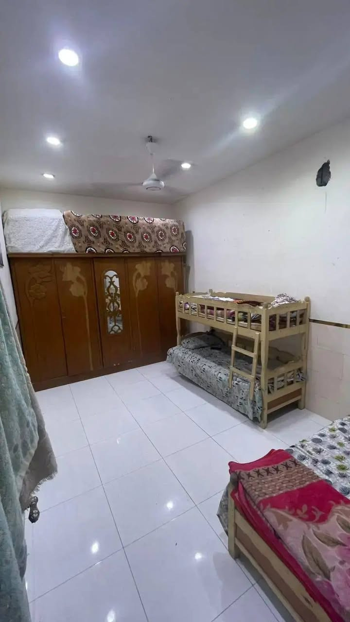 السلام عليكم بيت زراعي مساحه 100متر واجهه10×10 طابق ونص يحتوي على غرفتين واستقبال معزول وصاله وبيتونه المكان السده الجديده بكاع بيت اغلام للاستفسار خاص ***********
