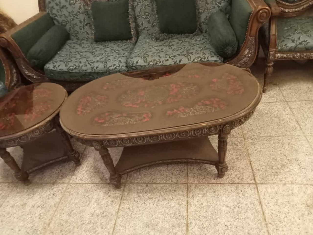 :
✨ للبيع تخم استقبال ملكي  ✨

🛋️ التخم يتكون من:
✔️ قنفه ثلاثية
✔️ قنفه ثنائية
✔️ كرسي مفرد4قطع
✔️ طاولة وسط كبيرة
✔️ طاولة جانبية 2

🔸 خشب متين محفور بتفاصيل فخمة.
🔸 قماش راقي بلون شذري مزخرف.
🔸 الطاولات زجاجية بتصميم أنيق.
🔸 نظيف 

📍الموقع: (الدوره شارع الصحه)
💰السعر: (التخم مع الطبلات 500وبي مجال ”)
📩 للاستفسار والمزيد من الصور يرجى مراسلتي على الخاص


**إذا كنت صاحب هذا الإعلان وتريد حذفه لأي سبب، رجاءا أرسل رسالة إلى الدعم الفني**