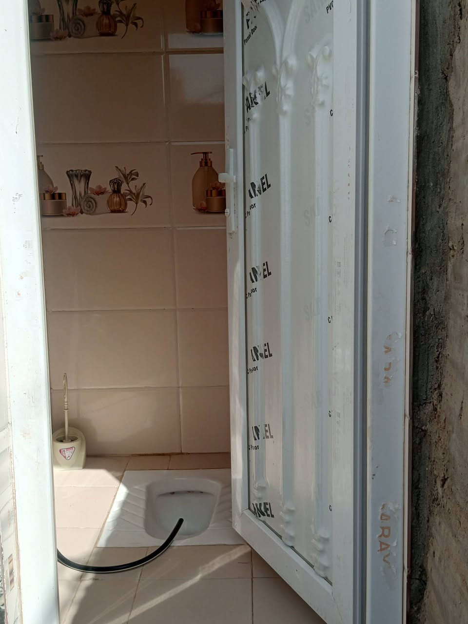 السلام عليكم بيت بالعيبي قريب عل الصوره مساحته 130م يتكون من غرفه وصاله ومطبخ وصحيات ومحل ركن للاستفسار الاتصال على الرقم ***********
