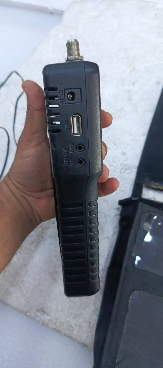هذا الجهاز هو Satlink WS-6920، وهو جهاز محمول لقياس وتحديد إشارات الأقمار الصناعية (Satellite Finder).

يتميز الجهاز بشاشة LCD بحجم 3.5 بوصة لعرض القنوات والترددات مباشرة.

يدعم معايير DVB-S و DVB-S2 لاستقبال إشارات البث الرقمي الفضائي.
 سعر 50الف ***********
