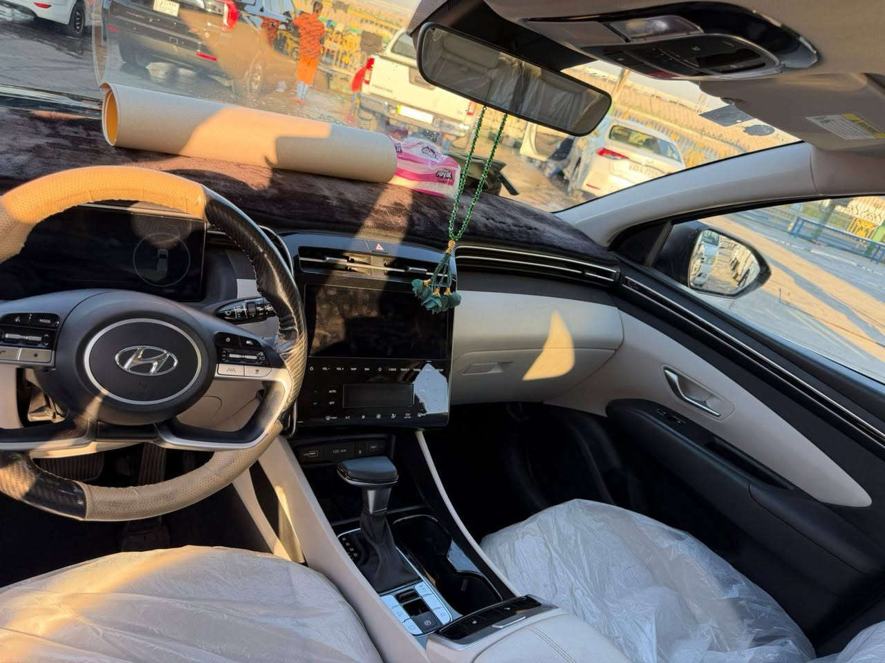 *🚘 للبيع: HYUNDAI TUCSON2024  🚘
*رقم بصرة-  واردامريكي*
*📌 التفاصيل السريعة
*الممشى*47 km فقط 🆕  
*المحرك*: 2.5L GDi بانزين 💪  
*الدفع*: 4x4 فورويل  
*المقاعد*: 5  
*الضرر*:موضح بلصور ✅  
المواصفات. 
1️⃣ الشاشة والعدادات*  
▫️ شاشة دجيتال كبيرة لمس  
▫️ كيجات دجيتال متغيرة الألوان  
▫️ تحكمات ستيرن كاملة + مثبت سرعة  
*2️⃣ الراحة والتشغيل*  
▫️ بصمة تشغيل + تشغيل عن بعد 🔑  
▫️ هاند بريك بصمة  
▫️ كراسي تدفئة  
▫️ تبريد لمس  
*3️⃣ أنظمة الأمان والقيادة الذكية*  
▫️ رادارات أمامية + خلفية + جانبية  
▫️ حساس تجاوز  
▫️ تحديد مسار  
▫️ أوتو بارك  
▫️ كاميرا خلفية HD 📷  
*4️⃣ الإضاءة*  
▫️ كشافات أمامية  
▫️ بك لايت LED
❗. المكان البصرة 
*📞 ***********يتوفر واتساب
