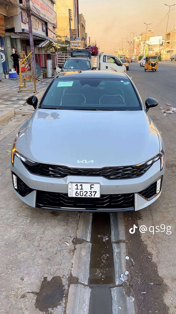K5  موديل 2025
السلام عليكم 
GT line
وارد امريكي حادثه الحافه مال الجاملغ الخلفي فقط بدون دواخل بدون صبغ فقط كارت ع كد شبر بالجاملغ وبارد بالحافه مال صندوك  بدون ايرباك السياره رقم بغداد ماشيه 14 الف ميل محرك 2500 
مواصفاته
بصمه ابواب وتشغل 
تشغيل عن بعد
فور ويل درايف
بنوراما 
كشنات جلد اصلي اسود مطعم ب ابيض ختم جيتي 
الكشنات الاماميه تدفئه 
كشن السائق كهرباء 
سايد بريك بصمه
مود درايف 
شاحن واير ليس 
رادار امامي وجانبي وخلفي 
حساس امامي خلفي اصلي 
كامرا اصليه
تحكم مقود كامل 
صندوق ذكي يفتح عند الاقتراب من السياره 
لايت لد وبلوجكتر لد اصلي وبك لايت لد كامل 
وبعد المواصفات المعروفه بال K5 
للاستفسار اكثر الاتصال
***********
مكان بغداد
