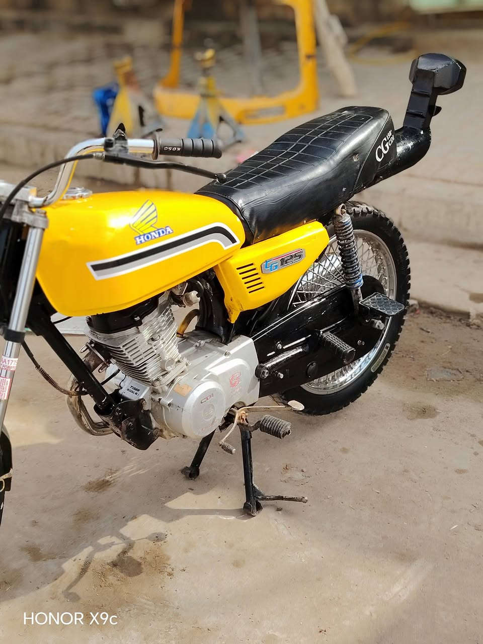 السلام عليكم دراجه إيراني ٤ كير للبيع دراجه حلوه خير من الله العنوان بغداد سبع اقصور رقم *********** للبيع اومراوس
