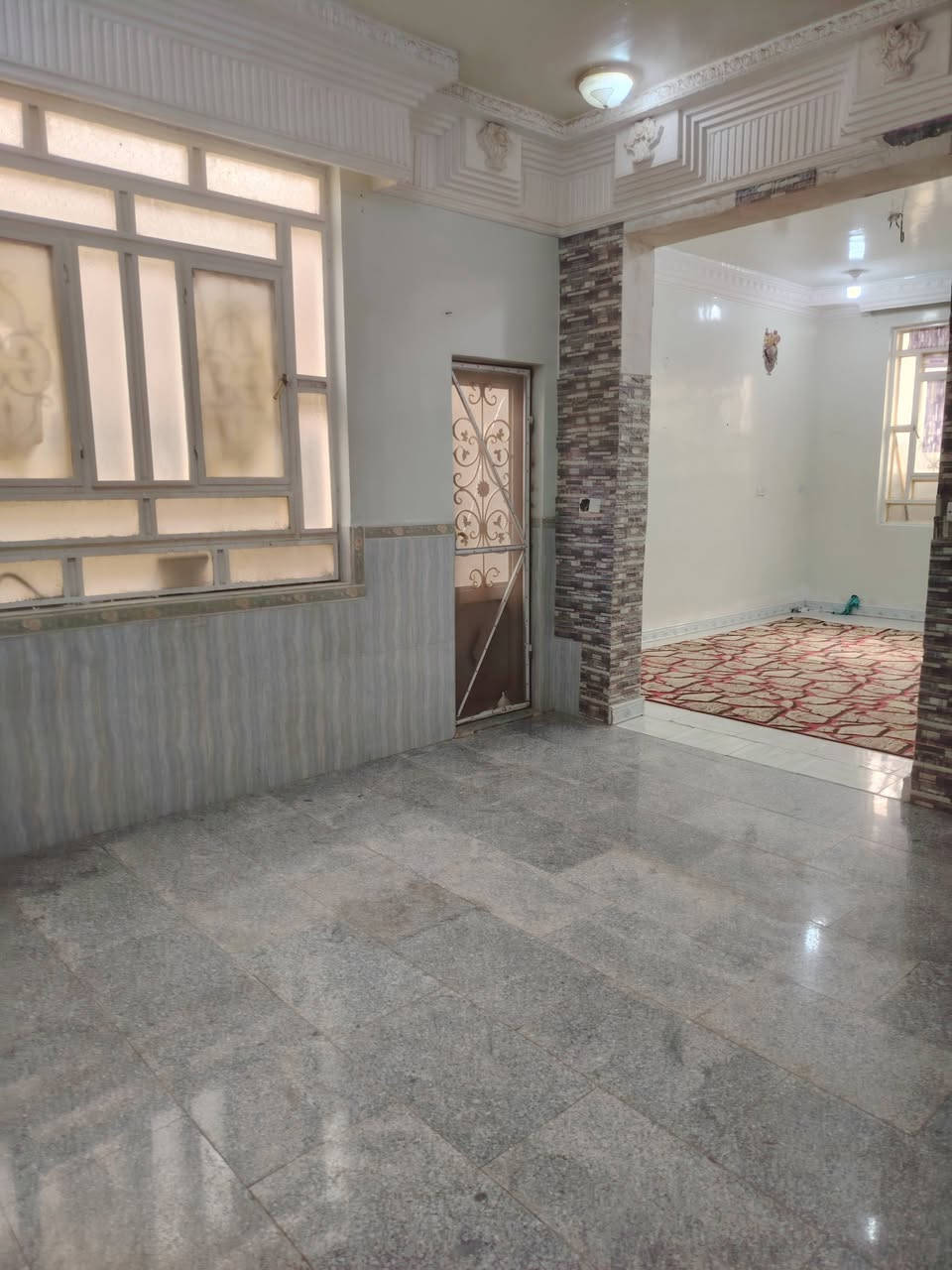 يوجد بيت لايجار بالخشابة يتكون من براني وغرفيتن وصالة وحمامات داخلية وخارجي لتواصل ع خاص او ع رقم موبايل ***********
