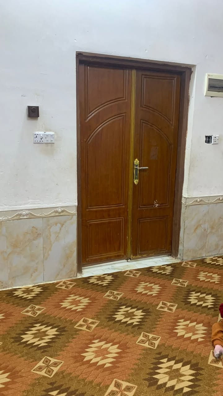 بيت للبيع طابو ملك مساحه البيت 250 بناء طابوك يحتوي البيت غرفتين وصاله ومطبخ واستقبال وديوانيه وصحيات داخليه وخارجيه عنوان البيت الفضليه حي النور 
*********** وتساب فقط
